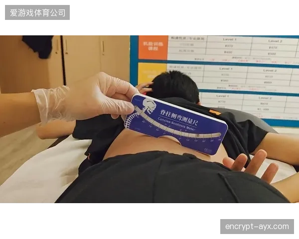 华南理工大学的AI视觉三维重建技术取得突破，将青少年脊柱侧弯筛查效率从每人2分钟提升至20秒